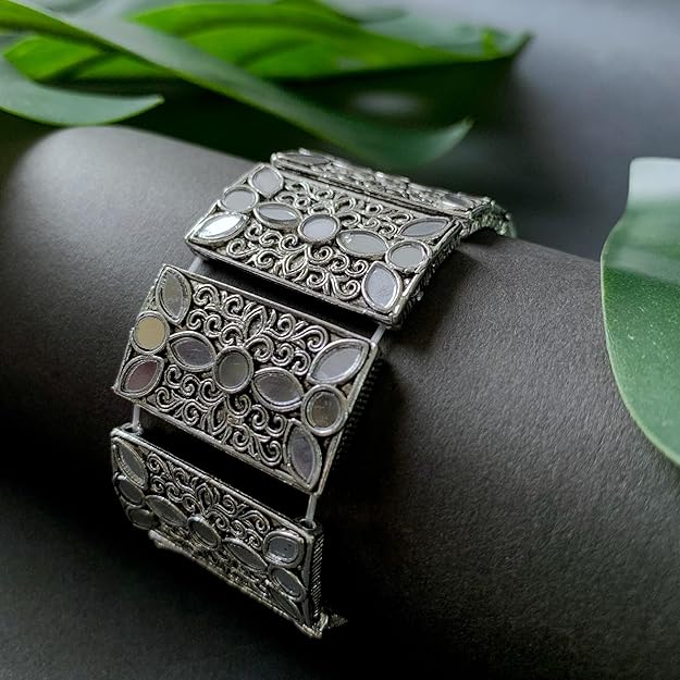 Silver stretch bracelet with flexible elegant design