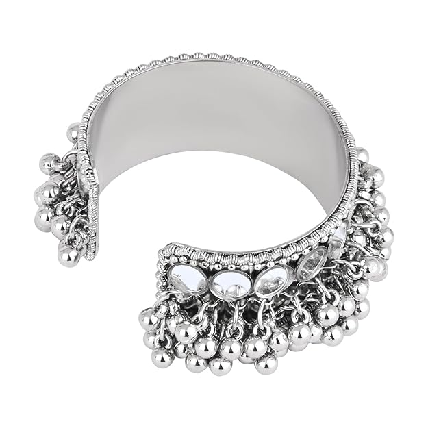 Women's adjustable bracelet with elegant modern design