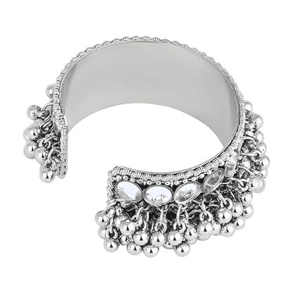 Women's adjustable bracelet with elegant modern design