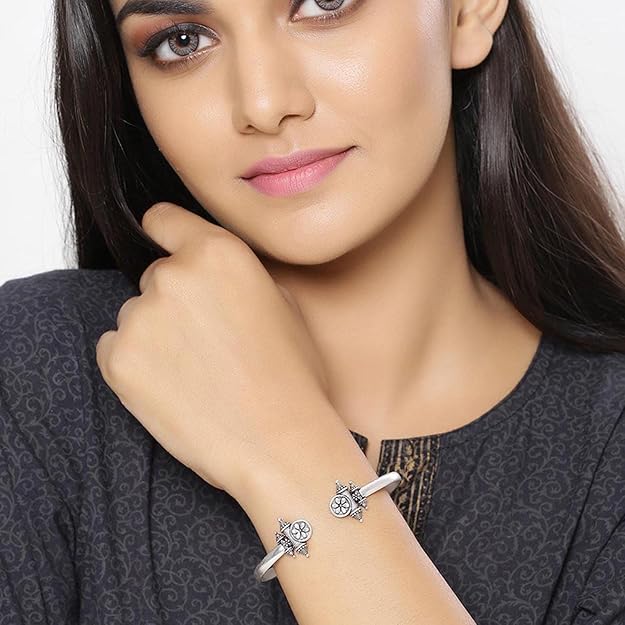 Vintage style bracelets with ethnic craftsmanship